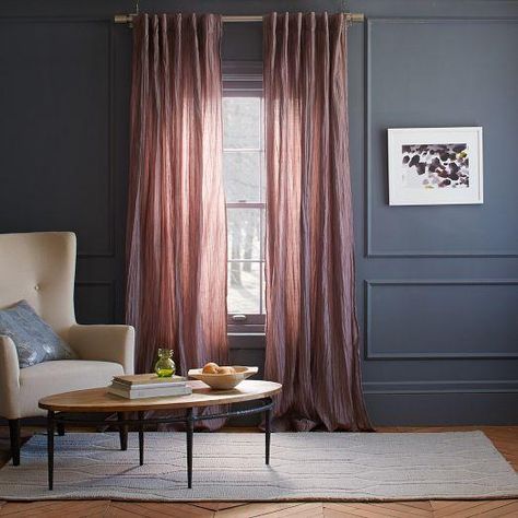 Ces rideaux teintés de vieux rose donnent un charme fou au salon. Dusky Pink Curtains, Pink Bedroom Curtains, Dusty Pink Curtains, Plum Curtains, White Traditional Bathrooms, Light Pink Bedrooms, Cortinas Boho, Purple Furniture, Rose Curtains