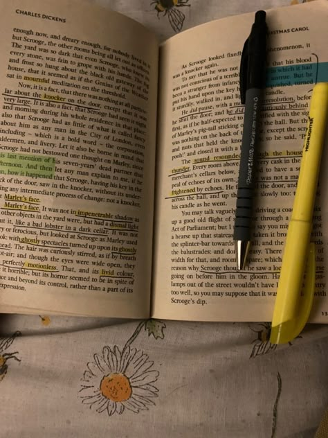 Highlighting Books Aesthetic, English Lit Major Aesthetic, English Astethic, English Lit Student, English A Level Aesthetic, English Lit Student Aesthetic, English Literature Student, Literature Major, Literature Teacher Aesthetic