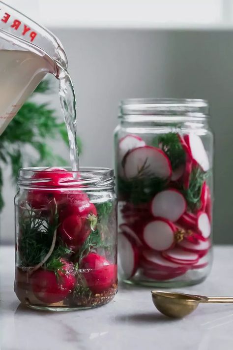 Pickle Radishes, Pickled Radish Recipe, How To Store Radishes, Quick Pickled Radishes, Quick Pickle, Easy Pickling Recipes, Easy Pickle, Pickled Vegetables Recipe, Radish Greens