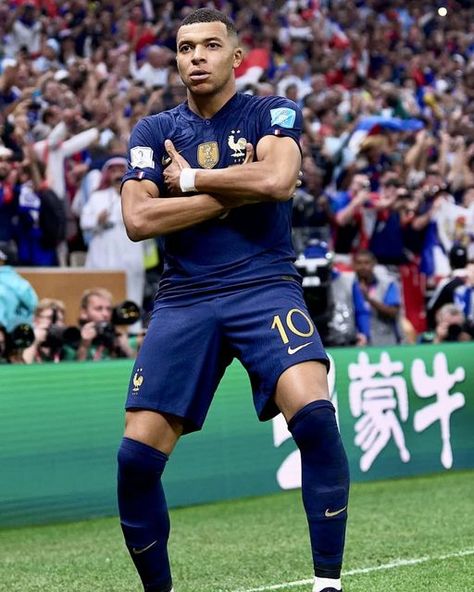 Actu Bleus on Instagram: "🇫🇷 Joyeux anniversaire à Kylian Mbappé qui fête aujourd'hui ses 24 ans. 🎂👑 👕 66 sélections ⚽️ 36 buts ⭐️⭐️ Champion du monde 2018 🏆 Ligue des Nations 2021 🥈 Vice-champion du monde 2022 (📸 : Twitter) • • • #equipedefrance #france #qatarworldcup2022 #qatar2022 #WorldCup2022 #coupedumonde2022 #kylianmbappe #mbappe" Coupe Du Monde 2022 Qatar, Football Highlights, Football Fever, Men's Soccer Teams, Football Pants, Football Highlight, Kylian Mbappe, Qatar 2022, Field Goal