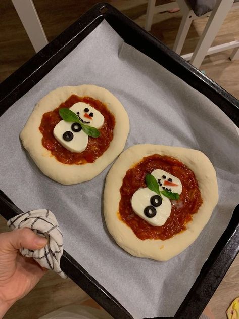 Christmas Pizza Aesthetic, Winter Baking Aesthetic, Pizza Snowman, Christmas Pizza Ideas, Christmas Aesthetic Food, Christmas Pizzas, Snowman Pizza, Aesthetic Pizza, Christmas Pizza