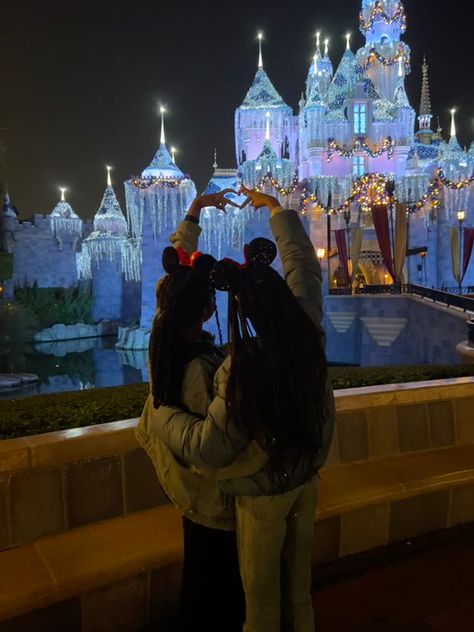 Best Friends In Disneyland, Disneyland Ride Photo Ideas, Disneyland Bff Pictures, Disney Trip With Best Friend, Disneyland Aesthetic Best Friend, Family At Disney Aesthetic, Friends At Disney World, Disney With Your Best Friend, Disney Group Photo Ideas