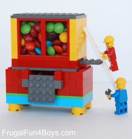 Create a working candy dispenser using Legos. What a fun project for kids who love to build! Lego Candy Dispenser, Lego Diy Crafts, Lego Candy, Instructions Lego, Used Legos, Lego Mosaic, Fun Projects For Kids, Free Lego, Lego Diy