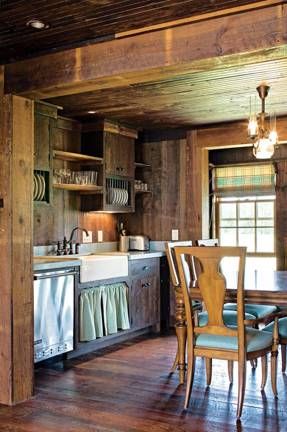 Small Cabin Kitchens, Small Cabin Ideas, Small Rustic Kitchens, Diy Home Decor For Apartments, Small Log Cabin, Cabin Kitchen, Casa Country, Rustic Kitchen Design, Cabin Kitchens