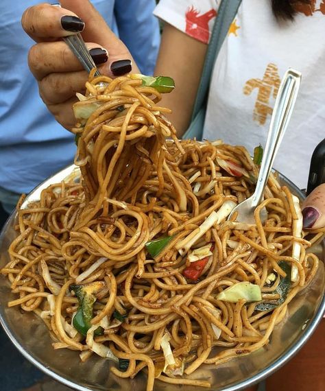 Lover Pic, Desi Street Food, Chinese Noodles, Tasty Recipes Videos, Indian Street Food, Chow Mein, Chow Chow, Pad Thai, Chinese Food