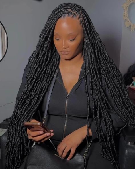 🖤 Soft locs perimeter now available! 🖤 🫶🏾 All black ensures a clean and sleek look🖤 📣Book your appointment for April starting March 24th at 8pm, limited spots available due to high demand 🎈DONT MISS OUT !!! WITH OUT NEW AND UPCOMING 1 ON 1 invisible loc classes starting April sign up before MARCH 24th few slots available 🎊 📌Matteson IL #softlocs #chicagostylist #stylist Extended Soft Locs Hairstyles, 24inch Soft Locs, 36 Inches Soft Locs, Soft Locs 28 Inches, Knowles’s Soft Locs, Soft Locs, Sleek Look, Locs, All Black