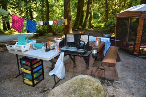 Setting Up Campsite Ideas, Camping Kitchen Set Up, Portable Camp Kitchen, Campsite Setup, Campsite Signs, Campsite Ideas, Outdoor Camping Kitchen, Kitchen Set Up, Glamping Ideas