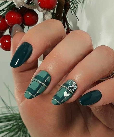 Elegant Christmas Nails Classy, Winter Green, Green Nail Designs, Plaid Nails, Cute Christmas Nails, Christmas Gel Nails, Green Nail Polish, Green Nail, Christmas Nail Art Designs