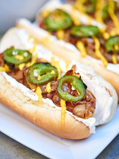 This Seattle hot dog recipe has turned me from a hot dog liker to a hot dog L.O.V.E.R. A lightly toasted hot dog bun piled with an all beef hot dog, slowly caramelized onions, smokey cream cheese, spicy jalapeños, and don't forget about those salty kettle chips for some crunch! showmetheyummy.com #hotdog #grilling #seattle #creamcheese #bacon #jalapenos #onions #chips Seattle Hot Dog Recipe, Cinnamon Chili Recipe, Seattle Hot Dog, Toasted Hot Dog Buns, Beanless Chili Recipe, Hotdog Chili Recipe, Snack Pairings, Seattle Dog, Hot Dog Recipe