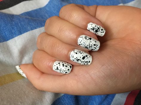 White and black speckled nails Black And White Speckled Countertops, Nails Speckled, Blue Speckled Nails, Black Speckled Nails, Black Splatter Nails, Black And White Speckled Nails, White Nails With Black, Speckled Nails, Nails With Black