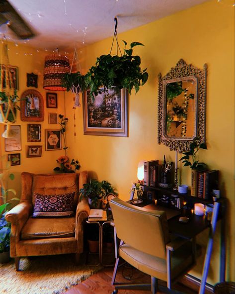 Yellow Light Room Aesthetic, Yellow Bohemian Living Room, Yellow Wall Apartment, Yellow Eclectic Bedroom, Orange Wall Room Aesthetic, Hufflepuff Living Room Aesthetic, Yellow Walls Room Aesthetic, Psychadelic Room Aesthetic 70s, Green Orange Room Aesthetic