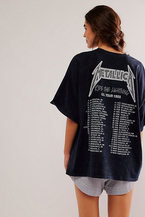 Band Tee Outfits Aesthetic, Band Tees Aesthetic, Edgy Hippie Style, Tour Shirt Design, Band Tee Aesthetic, Edgy Mom Style, Oversized Tee Outfit, Band Tee Outfits, Best T Shirts