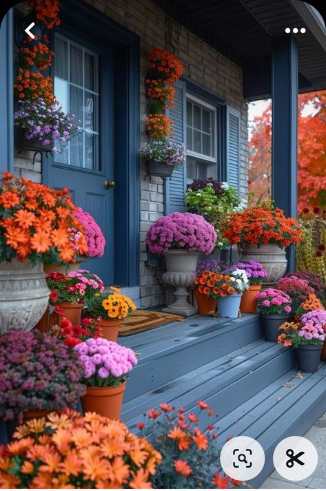 Pumpkin Decorations Outdoor, Fall Mums Porch Front Steps, Fall Fence Decorating Ideas, Flowers On Porch, Mums Decor, Yard Fall Decor, Autumn Vignettes, Front Yard Christmas, Fall Deck Decorating Ideas