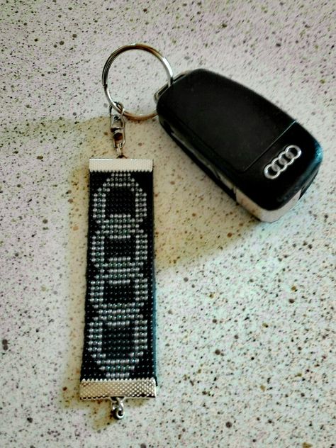 Bead loom keychain-AUDI LOGO by VAT Bead Loom Keychain, Loom Keychain, Bead Loom Designs, Beaded Keychain, Bead Embroidery Patterns, Diy Bracelets Easy, Bead Loom Bracelets, Bead Loom Patterns, Bead Loom