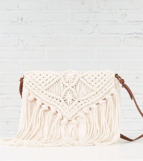 Best Accessories for Your Boho Wedding Dress - Macrame fringe clutch from My Springfield for the boho bride Τσάντες Louis Vuitton, Macrame Tas, Boho Wedding Accessories, Pola Macrame, Fringe Clutch, Macrame Purse, Sac Diy, Macrame Patterns Tutorials, Crochet Purse