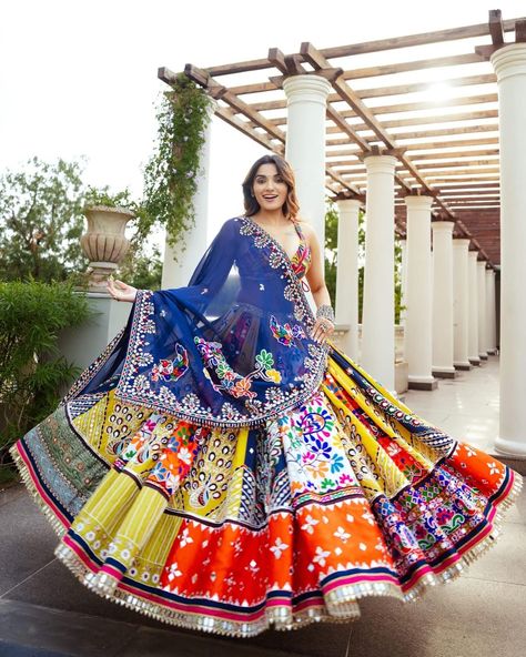 Rajasthani Print Lehenga, Chaniya Design, Gujarati Garba Chaniya Choli, Gujarati Lehenga, Navratri Fits, Garba Dresses, Gujarati Chaniya Choli, Navratri Aesthetic, Multicolor Lehenga