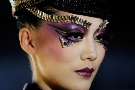 Capitol Fashion, Crazy Eye Makeup, Futuristic Makeup, China Fashion Week, Capitol Couture, Makeup History, Chic Makeup, Runway Makeup, Crazy Eyes