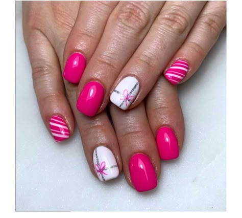 Pink Holiday Nails Christmas, Christmas Nails For Kids Easy, Red And Pink Christmas Nails, Holiday Gel Nail Ideas, Hot Pink Christmas Nails, Pink And Red Christmas Nails, Christmas Pink Nails, Christmas Nails For Kids, Pink Holiday Nails