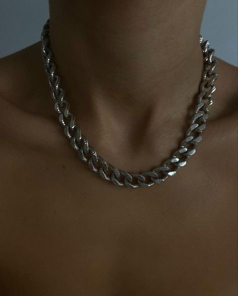 Chain Necklace Outfit, Gay Jewelry, Chains Aesthetic, Minimalist Fashion Men, Thick Chain Necklace, Mens Rings Fashion, Tough Girl, Chunky Chain Necklaces, Neck Chain