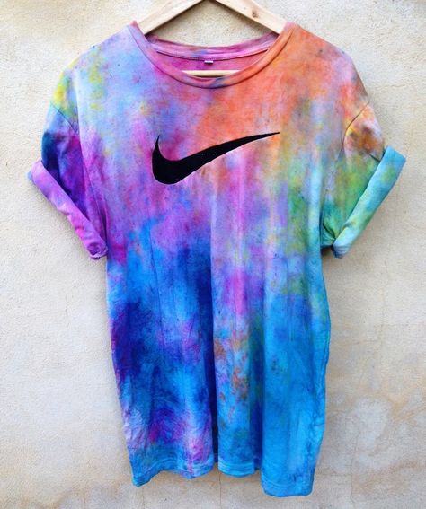 Nike Shirts Women, Shirt Alterations, Tie Dye Shirts Patterns, Tie Dye Crafts, How To Tie Dye, Tie Dye Outfits, Dye Shirt, Tie Dye Diy, Men Stylish Dress