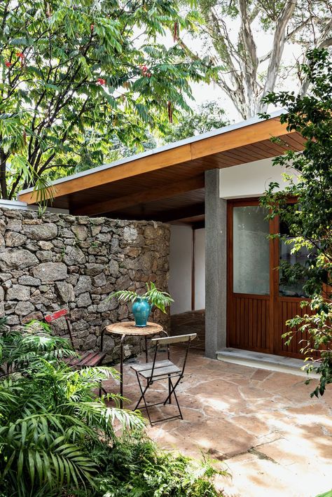 The Heart of Midcentury Design With a Modern Twist - Mid Century Home Mid Century Modern Garden, Modern Courtyard, Modern Patio, Aesthetic Vibes, Back Gardens, Mid Century Modern House, Exterior House, Modern Exterior, Stone Flooring