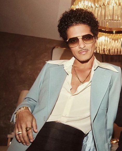 Bruno Mars 70s, Bruno Mars Style, Disco Chic, 70s Fashion Men, 1970s Christmas, 70’s Disco, Bruno Mars Concert, Disco Style, 90s Fashion Men