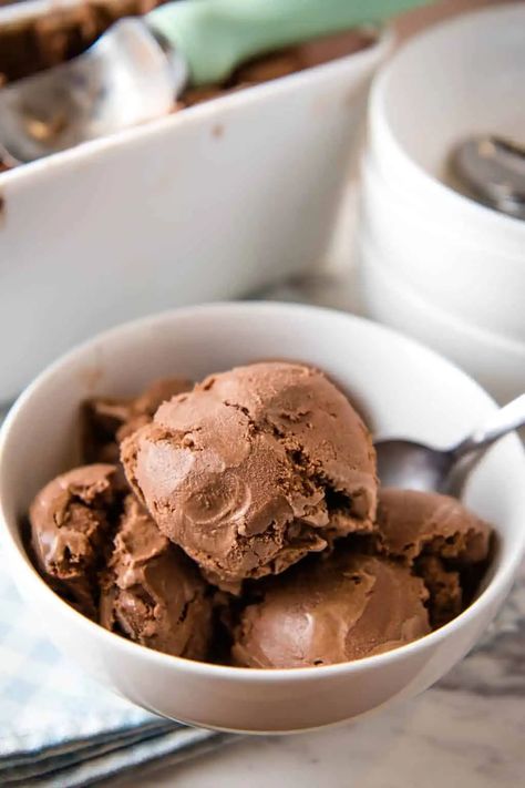 Learn how to make the best old-fashioned homemade chocolate ice cream (no eggs) recipe. This is an easy, machine churned recipe filled with delicious chocolaty flavor, just like the chocolate ice cream you remember as a kid, only better. Milk Chocolate Brownies, Homemade Chocolate Ice Cream, Dark Chocolate Ice Cream, Mint Chocolate Ice Cream, Homemade Strawberry Ice Cream, Ice Cream Freezer, Ice Cream Maker Recipes, Homemade Vanilla Ice Cream, Homemade Waffles