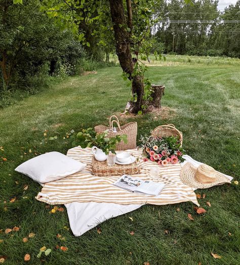 Cottage Core Picnic Ideas, Picnic And Flowers, Giant Picnic Blanket, Maternity Photo Shoot Picnic, Spring Photoshoot Props, Motherhood Picnic Photoshoot, Pregnant Picnic Photoshoot, Flower Picnic Photoshoot, Dreamy Picnic Photoshoot