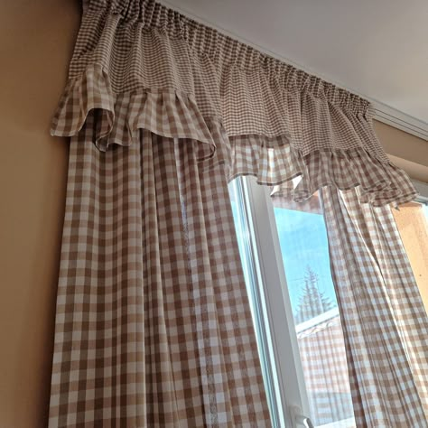 Drapes With Valance For Living Room, Curtain Stitching Ideas, Window Drapes Living Room, Farmhouse Valance Ideas, Country Curtains Farmhouse Style, Farmhouse Curtain Ideas, Rustic Curtains Farmhouse Style, Farmhouse Curtains Living Room, Cortinas Country