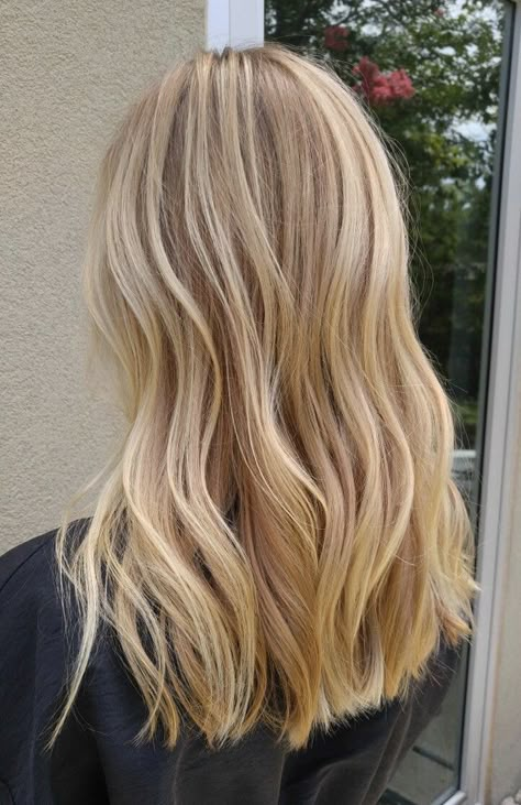 Full voluminous wavy hair inspiration. Soft messy beachy waves. Casual pretty hairstyle ideas. Balayage Hair Color Ideas. Hairstyle highlights inspiration ideas. balayage inspiration. Cute wavy lob. Dyed Hairstyles, Warm Blonde Hair, Hairstyles Balayage, Blond Balayage, Golden Blonde Hair, Balayage Blonde, Warm Blonde, Honey Blonde Hair, Honey Hair