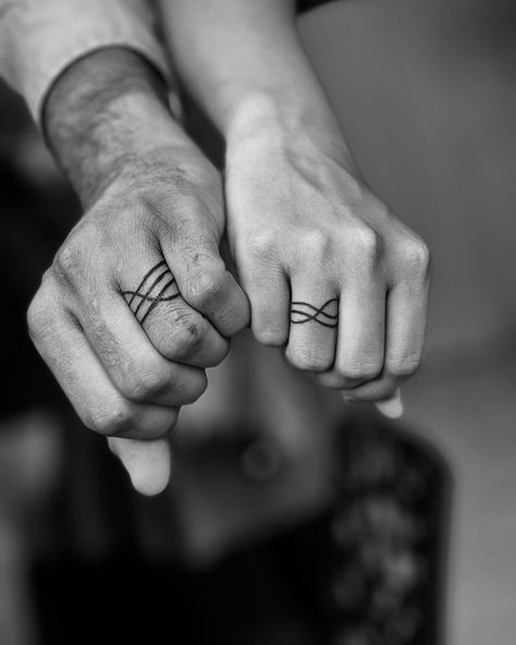 Finger Ring Tattoo, Marriage Ring Tattoos, Couple Ring Finger Tattoos, Tatoo Ring, Wedding Ring Finger Tattoos, Connecting Tattoos, Nc Tattoo, Finger Tattoos For Couples, Anniversary Tattoo