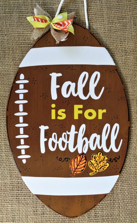 Country Wood Crafts, Football Door Hangers, Football Crafts, Football Diy, Art Door, Football Signs, Door Plaque, Door Signs Diy, Sports Decor