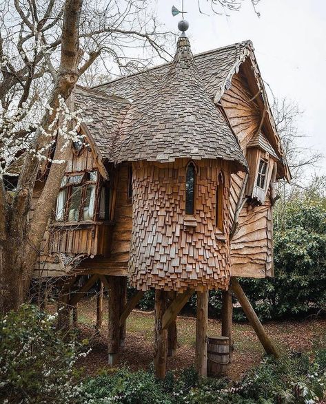 European Stays on Instagram: “Dream cabin 🏡 📸 by @jameslloydcole Follow for more ➡️ @europestays . Follow @europestays to discover the best cabins, cottages and…” House In A Tree, Whimsical Cabin, Grid Architecture, Blanket Forts, Cool Tree Houses, Gnome House, Tree Houses, Diy Holz, Cabin Style