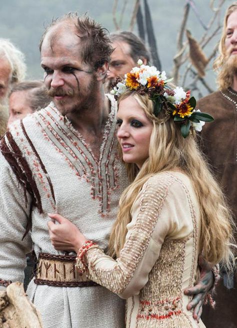 Viking Halloween Costume, Vikings Halloween, Movie Wedding Dresses, Viking Aesthetic, Arte Viking, Costume Viking, Ragnar Lothbrok Vikings, Vikings Show, Viking Character