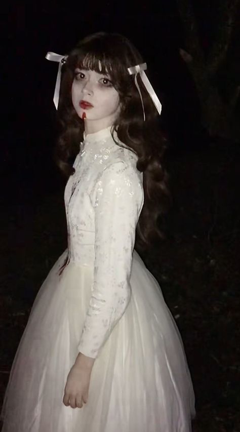 Doll Creepy Aesthetic, Morture Aesthetic, Vampire Doll Aesthetic, Morute Photoshoot, Doll Costume Aesthetic, Dark Doll Aesthetic, Creepy Girl Aesthetic, Doll Aesthetic Creepy, Morute Wallpaper