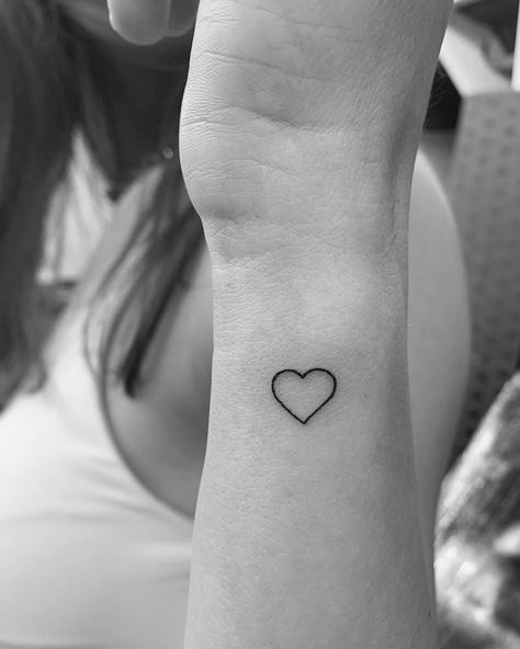 Becca🌙 on Instagram: “The most adorable tiny little heart for my bestie🖤 • • • #heart #hearttattoo #heartoutline #heartoutlinetattoo #wristtattoo #armtattoo…” Tiny Hearts Tattoo, Double Heart Tattoo, Heart Outline Tattoo, Simple Heart Tattoos, Love Heart Tattoo, Tiny Heart Tattoos, Heart Outline, Omerta Tattoo, Heart Tattoo Designs