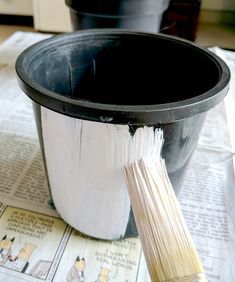 Painting Plastic Pots - How To Jazz Up Your Planters Painting Plastic Pots, How To Paint Plastic, It Painting, Upcycle Plastic, Paint Plastic, Plastic Garden, Plant Pot Diy, Painted Pots Diy, Painted Plant Pots