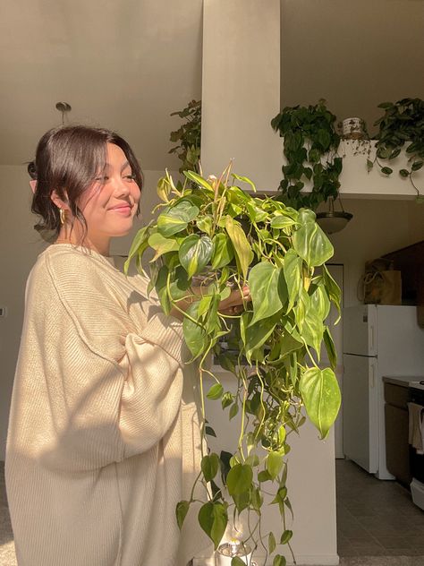 Plant Lady Aesthetic, Plantmom Aesthetic, Plant Mom Outfit, Plant Mom Aesthetic Outfit, Plant Mom Aesthetic, Philodendron Brasil, Wall Plants, Aesthetic Plant, Dads Room