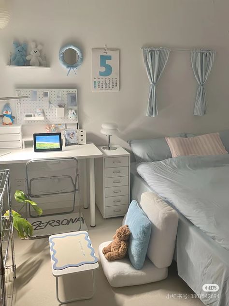 Home Desks, Small Room Makeover, Dream Room Ideas, Bedroom Ideas For Small Rooms Cozy, Design Layout Ideas, Interior Design Layout, Dream Bedroom Inspiration, Wall Decorating, Retro Room