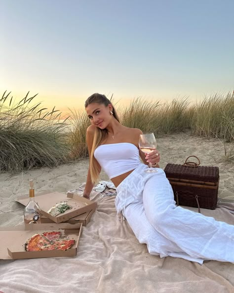 Best date night ever 🐚🪼👩🏼‍❤️‍💋‍👨🏼🌸💕 | Instagram Beach Night Outfit, Beach Date Outfit, Picnic Date Outfits, Picnic Outfit Summer, Holiday Outfit Inspiration, Beach Trends, Greece Outfit, Summer Night Outfit, European Outfit