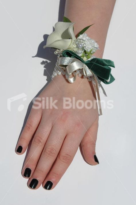 Calla Lily Corsage Wrist, Simple Corsage Prom, Wedding Lilies, Winter Wedding Dark, Corsage Formal, Simple Corsage, Corsage Simple, Wedding Dark Blue, Lily Corsage