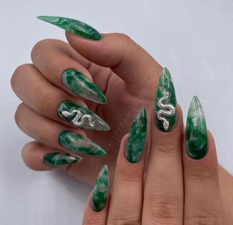 Slytherin Nail Art, Harry Potter Nail Art, Harry Potter Nails, Darren Chen, Witch Nails, Fake Nails Long, Dark Green Nails, Green Nail Designs, Really Cute Nails