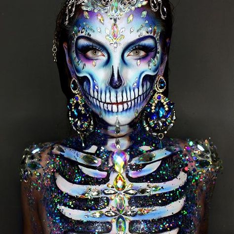 💎Diamond Skull💎    Wearing @thegypsyshrine Body Jewels, and Holographic glitters on the chest! Gorgeous earrings are from @helenadia_official 💕   Contacts are @brighteyescontacts In 'SKY'.  Using @mehronmakeup Paradise Paints in White and Black, and @nyxcosmetics_uk Eyeshadows to contour and shade! 💙 Halloween Makeup Diy Tutorial, Creative Halloween Makeup, Fantasy Make-up, Halloween Make-up Looks, Halloweenský Makeup, Rhinestone Halloween, Horror Make-up, Halloween Makeup Diy, Skeleton Makeup