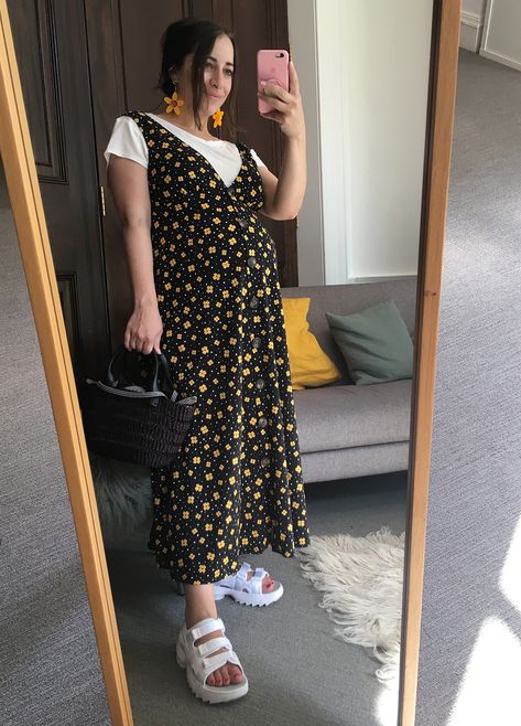 I'm 30 Weeks Pregnant, and This Is What I'm Wearing to Work | Who What Wear UK Maternity Outfits For Work, Cool Maternity Outfits, Casual Feminine Outfits, Pregnancy Fashion Spring, Summer Pregnancy Outfits, Spring Maternity Outfits, Summer Work Wear, Maternity Work Wear, Fall Maternity Outfits