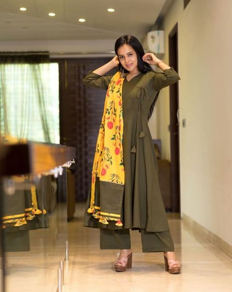 Printed dupatta with plain Angrakha style kurti. Color matching look beautiful Angharka Style Kurti, Angharka Style, Angrakha Style Kurti, Anarkali Designs, Combination Dresses, Style Kurti, Angrakha Style, Salwar Pattern, Simple Kurta Designs