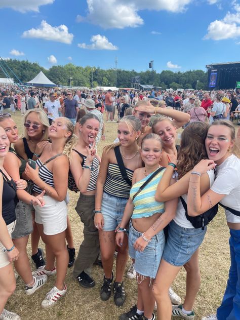 Festival Outfit Roskilde, Boardmasters Outfit, British Festival Outfit, Gov Ball Outfits, Leeds Festival Outfits, Reading Festival Outfits, Festival Uk, Danish Summer, Aesthetic Converse