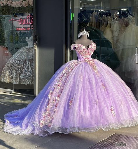 Purple Quince Dress, Lilac Ball Gown, Purple Quinceanera Theme, Lavender Quinceanera Dresses, Lavender Quinceanera, Xv Dresses, Purple Quince, Purple Quinceanera Dresses, Quinceanera Themes Dresses