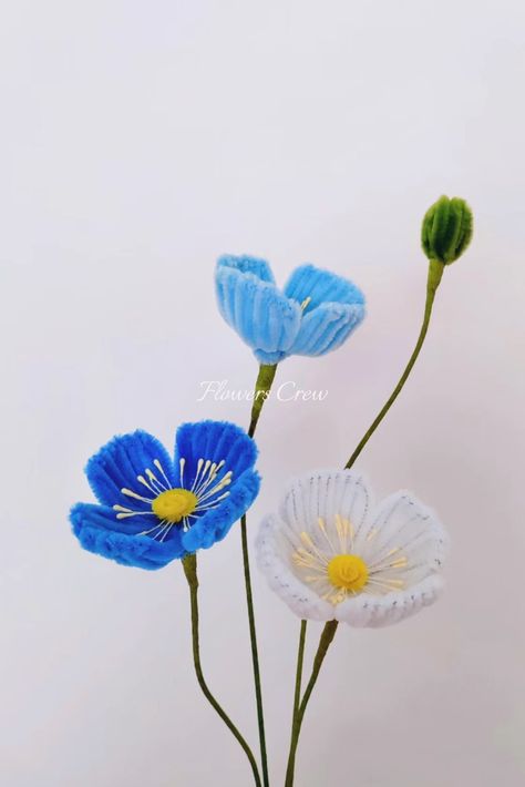 pretty poppies Handmade Poppies, Poppy Flower Bouquet, Glass Bead Crafts, Piping Flowers, Diy Bouquet Wrap, Pipe Cleaner Flowers, Handmade Pipe, Diy Ribbon Flowers, Handmade Gifts Diy