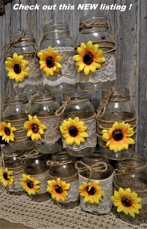 Sunflower Mason Jar Centerpieces, Pretty Pallets, Sunflower Wedding Centerpieces, Sunflower Decorations, Sunflower Mason Jar, Sunflower Wedding Decorations, Rustic Sunflower Wedding, Sunflower Centerpieces, Sunflower Party