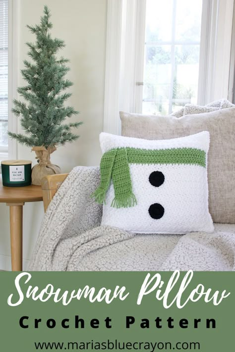 Easy to crochet snowman pillow pattern. Free written pattern on Maria's Blue Crayon blog. Crochet Snowman Pillow, Crochet Therapy, Blue Crayon, Crochet Hearts, Snowman Pillow, Crochet Snowman, Crochet Pillow Pattern, Crochet Pillows, Christmas Favors